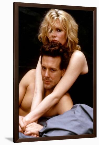 NINE 1/2 WEEKS, 1986 directed by ADRIAN LYNE Kim Basinger and Mickey Rourke (photo)-null-Framed Photo