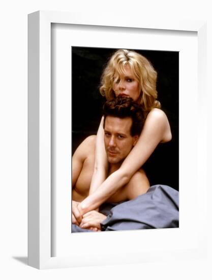 NINE 1/2 WEEKS, 1986 directed by ADRIAN LYNE Kim Basinger and Mickey Rourke (photo)-null-Framed Photo