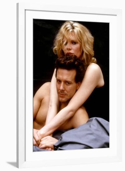 NINE 1/2 WEEKS, 1986 directed by ADRIAN LYNE Kim Basinger and Mickey Rourke (photo)-null-Framed Photo