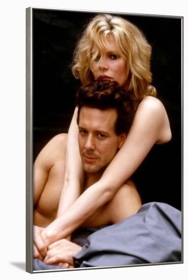 NINE 1/2 WEEKS, 1986 directed by ADRIAN LYNE Kim Basinger and Mickey Rourke (photo)-null-Framed Photo