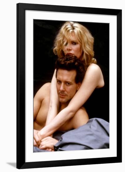 NINE 1/2 WEEKS, 1986 directed by ADRIAN LYNE Kim Basinger and Mickey Rourke (photo)-null-Framed Photo