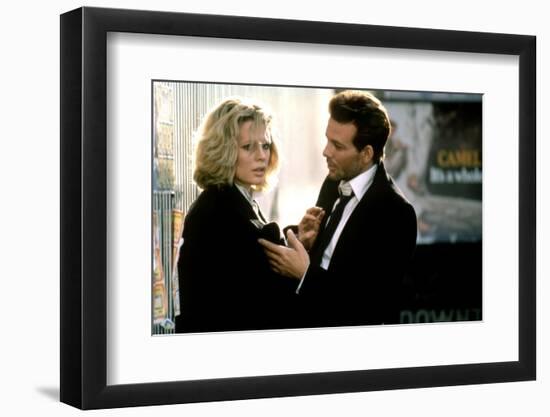 NINE 1/2 WEEKS, 1986 directed by ADRIAN LYNE Kim Basinger and Mickey Rourke (photo)-null-Framed Photo