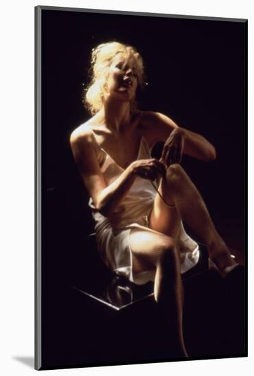 NINE 1/2 WEEKS, 1986 directed by ADRIAN LYNE Kim Basinger (photo)-null-Mounted Photo