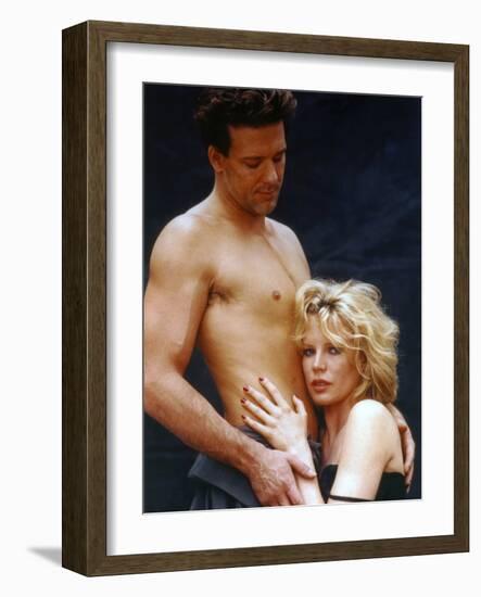 NINE 1/2 WEEKS, 1986 directed by ADRIAN LYNE Mickey Rourke and Kim Basinger (photo)-null-Framed Photo