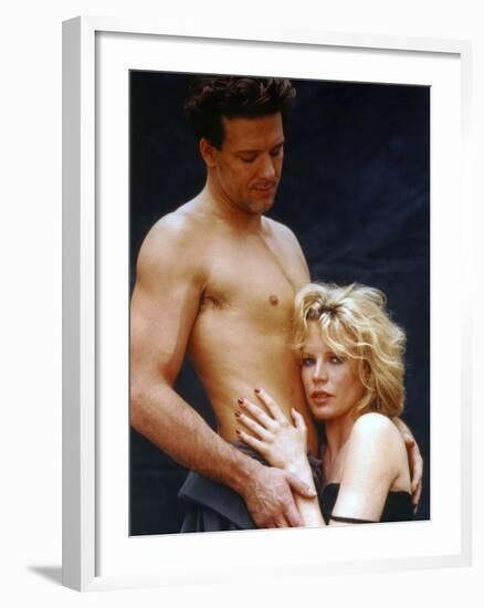 NINE 1/2 WEEKS, 1986 directed by ADRIAN LYNE Mickey Rourke and Kim Basinger (photo)-null-Framed Photo