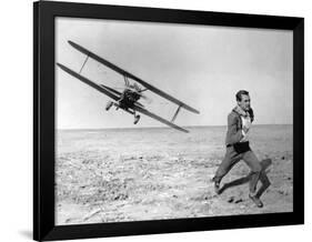 NORTH BY NORTHWEST, 1959 directed by ALFRED HITCHCOCK Cary Grant (b/w photo)-null-Framed Photo