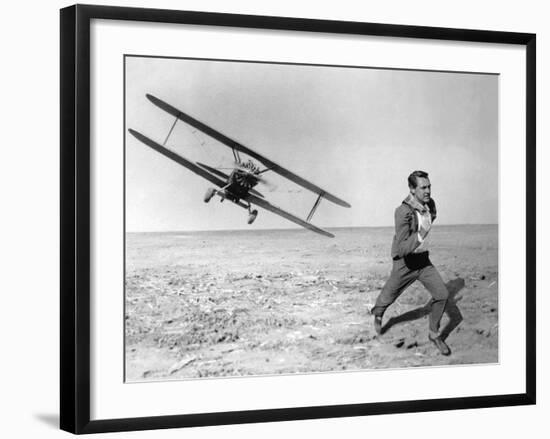 NORTH BY NORTHWEST, 1959 directed by ALFRED HITCHCOCK Cary Grant (b/w photo)-null-Framed Photo