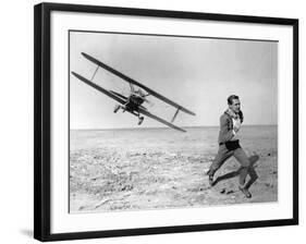 NORTH BY NORTHWEST, 1959 directed by ALFRED HITCHCOCK Cary Grant (b/w photo)-null-Framed Photo