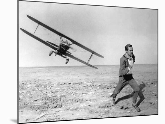 NORTH BY NORTHWEST, 1959 directed by ALFRED HITCHCOCK Cary Grant (b/w photo)-null-Mounted Photo