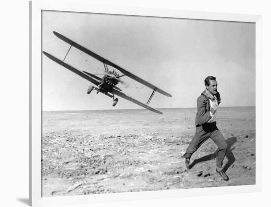 NORTH BY NORTHWEST, 1959 directed by ALFRED HITCHCOCK Cary Grant (b/w photo)-null-Framed Photo