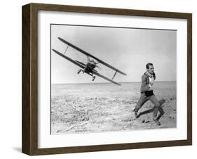 NORTH BY NORTHWEST, 1959 directed by ALFRED HITCHCOCK Cary Grant (b/w photo)-null-Framed Photo