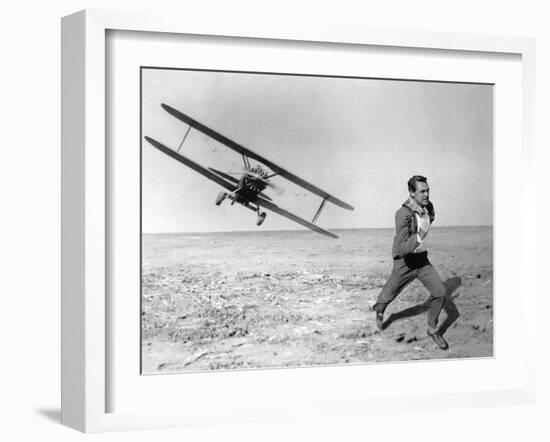 NORTH BY NORTHWEST, 1959 directed by ALFRED HITCHCOCK Cary Grant (b/w photo)-null-Framed Photo