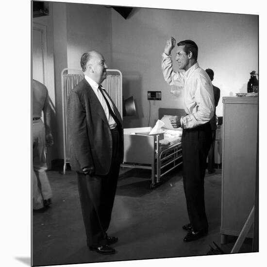 NORTH BY NORTHWEST, 1959 directed by ALFRED HITCHCOCK On the set, Alfred Hitchcock and Cary Grant (-null-Mounted Photo