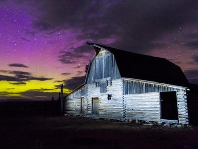 https://imgc.allpostersimages.com/img/posters/northern-lights-above-moulton-barn_u-L-Q10T6TO0.jpg?artPerspective=n