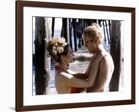 Nos plus Belles Annees THE WAY WE WERE by Sydney Pollack with Robert Redford and Barbra Streisand,-null-Framed Photo