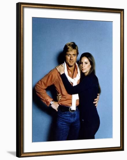 Nos plus Belles Annees THE WAY WE WERE by Sydney Pollack with Robert Redford and Barbra Streisand, -null-Framed Photo