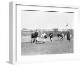 NY Giants led by John McGraw, Baseball Photo - New York, NY-Lantern Press-Framed Art Print