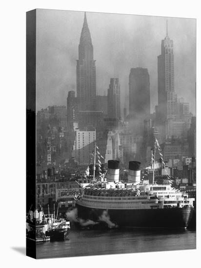 Oceanliner Queen Elizabeth Sailing in to Port-Andreas Feininger-Stretched Canvas