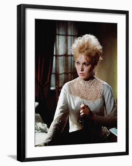 OF HUMAN BONDAGE, 1964 directed by KEN HUGHES Kim Novak (photo)-null-Framed Photo