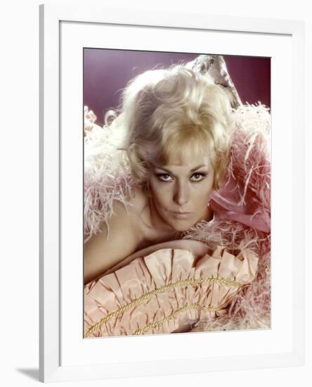 OF HUMAN BONDAGE, 1964 directed by KEN HUGHES Kim Novak (photo)-null-Framed Photo