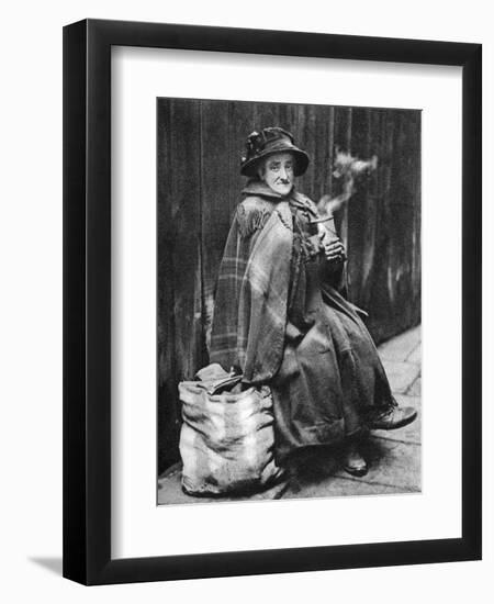 Old Woman, Back of Fleet Street, London, 1926-1927-Hoppe-Framed Premium Giclee Print