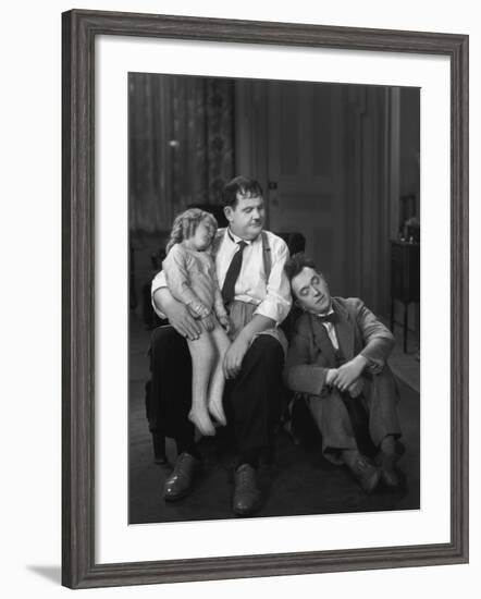 Oliver Hardy, Stan Laurel, Jacquie Lyn, Pack Up Your Troubles, 1932-null-Framed Photographic Print