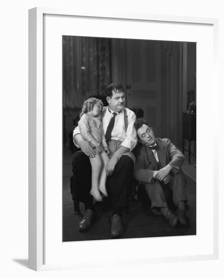 Oliver Hardy, Stan Laurel, Jacquie Lyn, Pack Up Your Troubles, 1932-null-Framed Photographic Print