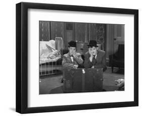 Oliver Hardy, Stan Laurel, Pack Up Your Troubles, 1932-null-Framed Photographic Print