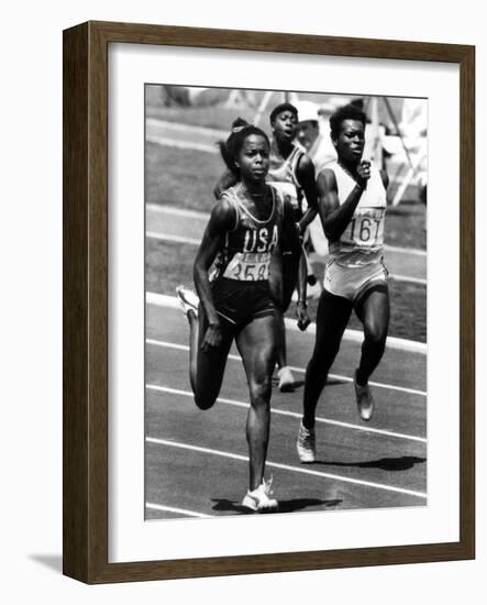 Olympic Games in Los Angeles, 1984 : American Evelyn Ashford Winning the 100M, on R : Heather Oaks-null-Framed Photo