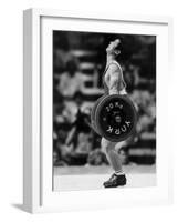 Olympic Games in Los Angeles, 1984 : Weightlifting: Chinese Wu Shude July 30, 1984-null-Framed Photo