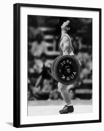 Olympic Games in Los Angeles, 1984 : Weightlifting: Chinese Wu Shude July 30, 1984-null-Framed Photo