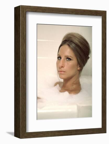 On s'fait la valise Docteur ? WHAT'S UP, DOC? by Peter Bogdanovich with Barbra Streisand, 1972 (pho-null-Framed Photo