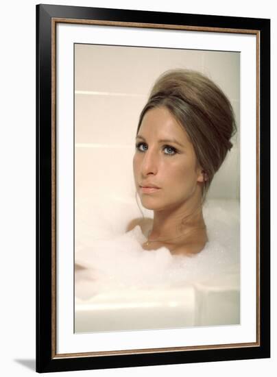 On s'fait la valise Docteur ? WHAT'S UP, DOC? by Peter Bogdanovich with Barbra Streisand, 1972 (pho-null-Framed Photo