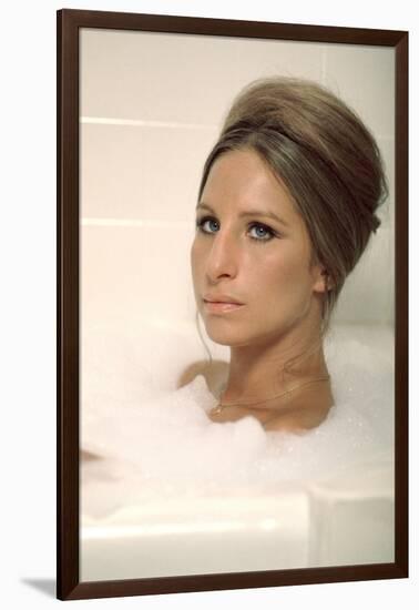 On s'fait la valise Docteur ? WHAT'S UP, DOC? by Peter Bogdanovich with Barbra Streisand, 1972 (pho-null-Framed Photo