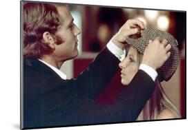 On s'fait la valise Docteur ? WHAT'S UP, DOC? by Peter Bogdanovich with Barbra Streisand and Ryan O-null-Mounted Photo