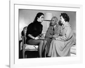 On the set ; Elizabeth Taylor and his parents, Francis and Sara Taylor. LOVE IS BETTER THAN EVER, 1-null-Framed Photo