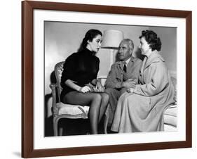 On the set ; Elizabeth Taylor and his parents, Francis and Sara Taylor. LOVE IS BETTER THAN EVER, 1-null-Framed Photo