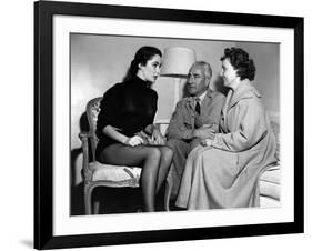 On the set ; Elizabeth Taylor and his parents, Francis and Sara Taylor. LOVE IS BETTER THAN EVER, 1-null-Framed Photo