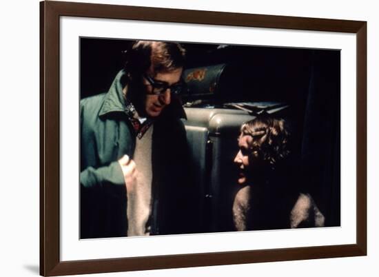 On the set, Woody Allen directs Mia Farrow. PURPLE ROSE OF CAIRO, 1985 directed by WOOD Y ALLEN (ph-null-Framed Photo