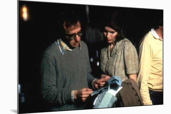 On the set, Woody Allen directs Mia Farrow. PURPLE ROSE OF CAIRO, 1985 directed by WOOD Y ALLEN (ph-null-Mounted Photo