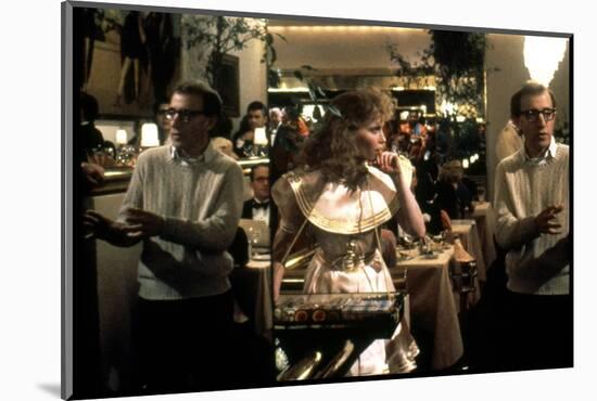 On the set, Woody Allen directs Mia Farrow. RADIO DAYS, 1987 directed by Woody Allen (photo)-null-Mounted Photo