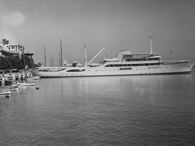 https://imgc.allpostersimages.com/img/posters/onasis-yacht-docked-near-shore_u-L-PZP1960.jpg?artPerspective=n
