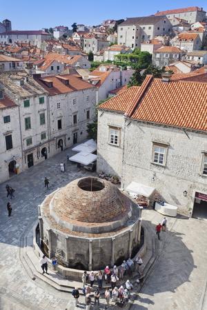https://imgc.allpostersimages.com/img/posters/onofrio-fountain-old-town-unesco-world-heritage-site-dubrovnik-dalmatia-croatia-europe_u-L-PNF0FD0.jpg?artPerspective=n