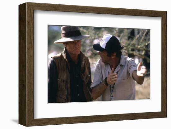 OUT OF AFRICA, 1985 directed by SYDNEY POLLACK On the set, Sydney Pollack directs Rober Redford (ph-null-Framed Photo