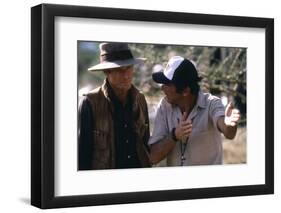 OUT OF AFRICA, 1985 directed by SYDNEY POLLACK On the set, Sydney Pollack directs Rober Redford (ph-null-Framed Photo