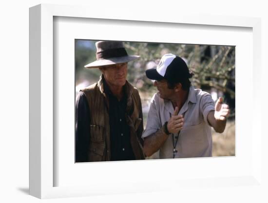 OUT OF AFRICA, 1985 directed by SYDNEY POLLACK On the set, Sydney Pollack directs Rober Redford (ph-null-Framed Photo