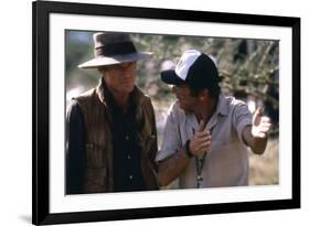 OUT OF AFRICA, 1985 directed by SYDNEY POLLACK On the set, Sydney Pollack directs Rober Redford (ph-null-Framed Photo