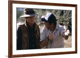 OUT OF AFRICA, 1985 directed by SYDNEY POLLACK On the set, Sydney Pollack directs Rober Redford (ph-null-Framed Photo