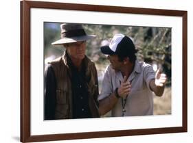 OUT OF AFRICA, 1985 directed by SYDNEY POLLACK On the set, Sydney Pollack directs Rober Redford (ph-null-Framed Photo