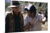 OUT OF AFRICA, 1985 directed by SYDNEY POLLACK On the set, Sydney Pollack directs Rober Redford (ph-null-Mounted Photo